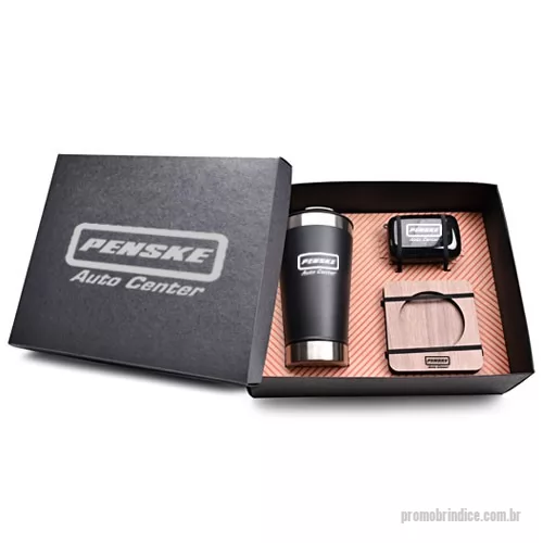 Kit Boas Vindas personalizado - Kit Composto por 1 Copo térmico de inox com capacidade de 500 mL. inclui tampa com abridor, 1 fone de ouvido bluetooth com comandos touch e estojo carregador, lanterna e display de bateria e 1 Suporte para copos e canecas em MDF. A personalização é em silkscreen no copo, no fone de ouvido, no suporte de copos e canecas e também na tampa da caixa. Formato da caixa 28,5 x 22 x 9 cm. Berço incluso.