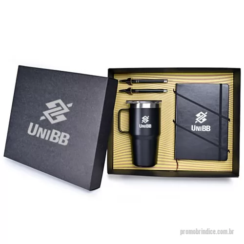 Kit Boas Vindas personalizado - Kit boas-Vindas é composto por 1 caneca térmica de 700 mL, 1 caderneta formato 14x21 cm, 2 canetas metálicas. A personalização é na tampa da caixa, caneca e caderneta em silkscreen 1 cor. Na caneta a personalização é a laser. O Formato da Caixa é 35,5x29x10,5 cm.