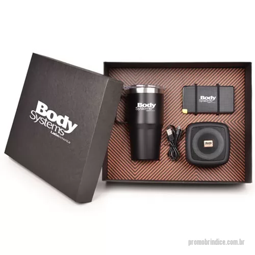 Kit Boas Vindas personalizado - kit composto por 1 caixa acústica, com tecnologia TWS que permite sincronizar duas caixas de som em uma só, aumentando a potência sonora, possui luzes RGB, suporte para celular, funciona nos modos bluetooth, rádio FM, auxiliar P2, pen drive e cartão TF (MicroSD). Fabricado em material plástico com base antiderrapante e acompanha cordão de nylon e cabo USB-V8. Formato 10,7x10,7x8,4 cm. Acompanha 1 caneca Térmica de inox de 700 mL, 1 Power bank de 5.000 mAh com indicador de LED. Os produtos e a caixa são personalizdos em Silkscreen 1 cor. Formato da caixa é 34,5x28x11 cm em Papel kraft preto 600 g com berço incluso. 