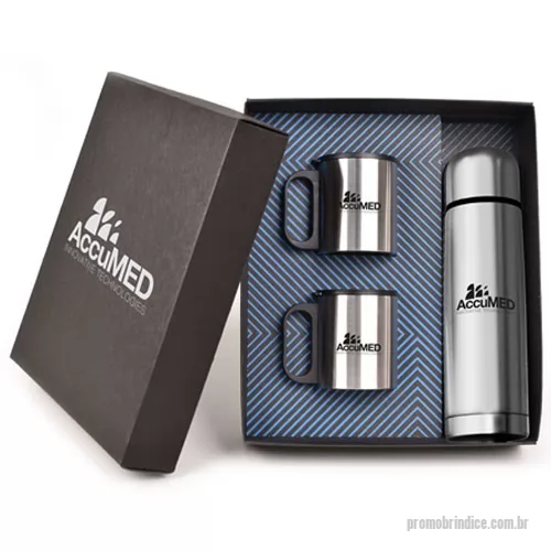 Kit Boas Vindas personalizado - Kit composto por duas canecas de inox com capacidade de 180 mL e uma garrafa térmica de inox com capacidade de 500 mL. As canecas, garrafa e caixa de papel kraft preto são personalizados em silkscreen 1 cor. Formato da caixa é 28,5x24,5x8 cm em Papel kraft preto 600 g com berço incluso.