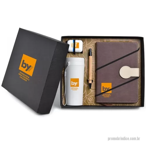 Kit Boas Vindas personalizado - Kit composto por um copo de fibra com capacidade de 350 mL, uma caderneta com aproximadamente 90 folhas na cor creme, sem pauta, um fone bluetooth com case carregador e uma caneta de bambu. A caderneta, copo, fone, caneta e a caixa de papel kraft preto são personalizados em silkscreen 1 cor. Formato da caixa é 28,5x24,5x8 cm em Papel kraft preto 600 g com berço incluso. 
