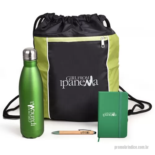 Kit Boas Vindas personalizado - Kit Composto por 1 Sacochila em poliéster formato 23 x 34 cm resistente a água com alças reforçadas e bolso com zíper, 1 Garrafa com capacidade de 750 mL, 1 Caderneta formato 9 x 14 cm pautado em papel creme, com elástico e cetim marcador de página e 1 Caneta ecológica com ponteira touch. Os produtos são personalizados em silkscreen 1 cor e são fornecidos dentro da sacochila protegidos em sacos plásticos individuais.