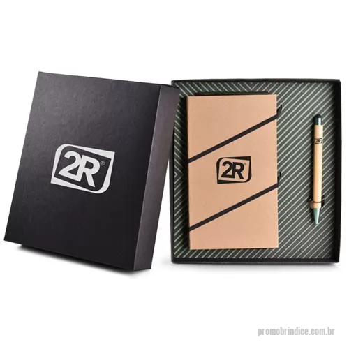 Kit Boas Vindas personalizado - Kit Composto por 1 Bloco de anotações em papel kraft, como aproximadamente 80 folhas na cor creme, acompanha 1 bloco rosa com 25 folhas e 5 blocos de autoadesivos e possui um elástico suporte para caneta. A personalização é na capa do bloco, caneta, tampa da caixa e berço em silkscreen 1 cor. Formato do produto é 11,4 x 19,5 cm.