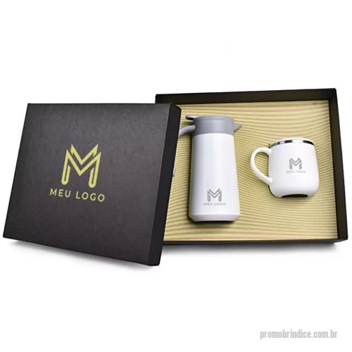 Kit Boas Vindas personalizado - Kit composto por 1 garrafa térmica de 800 mL e 1 caneca 370 mL com parede dupla em inox. A personalização é em silkscreen 1 cor na garrafa, na caneca e na tampa da caixa. O Formato da Caixa é 35,5x29x10,5 cm.