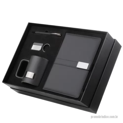 Kit Boas Vindas personalizado - Kit escritório contendo caderno A5 com placa metálica na capa para personalização, caneta esferográfica em alumínio, caneca de cerâmica com capacidade de 350ml e chaveiro metálico.