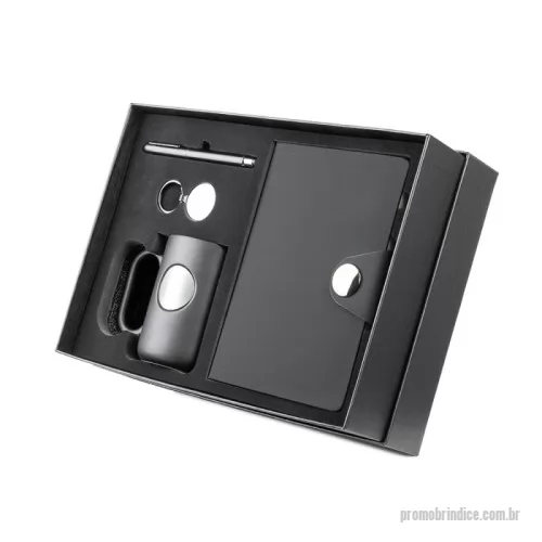 Kit Boas Vindas personalizado - Kit escritório contendo caderno A5 com placa metálica na capa para personalização, 80 folhas internas pautadas em papel 70g/m², com marcador de página e fechamento magnético, caneta esferográfica em alumínio com tampa e borracha touch, caneca com capacidade de até 500ml produzida em cerâmica com placa metálica redonda e chaveiro metálico com placa em ambos os lados. Tudo reunido em uma caixa presenteável.