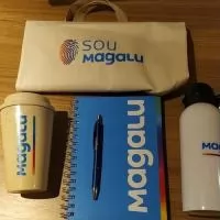 Somos fabricantes de brindes personalizados.Montamos o kit com produtos têxtil,eletônico,bem estar