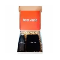 Kit Boas vindas em caixa de papelão com tampa acoplada personalizada com adesivo, contendo: 01 garrafa de inox de 500 ml personalizada; 01 Caderneta no tamanho 14 x 21cm capa dura de sintético, com fita marca página e elástico para fechamento e 80 páginas de miolo. Personalização na capa em Silkscreen. 01 caneta plástica multiuso, com ponteira touch, limpador de tela e porta celular. Personalizada. 01 Carta no tamanho 21 x 14cm, 4 x 0 cor no papel Couchê Fosco 300g.