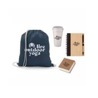 Kit boas vindas ecológico com 5 itens, contendo: - 01 Mochila saco  em algodão reciclado e poliéster (140 g/m²). Tamanho: 37 x 41 cm. Disponível nas cores: amarelo, azul royal, azul marinho, branco, bege, laranja, preto e rosa. Personalização em Silkscreen. - 01 copo ecológico em fibra de arroz com 550ml de capacidade e com tampa de bocal. Personalização em Silkscreen. - 01 caderneta ecológica com capa de bambu e faixa preta no lado esquerdo da capa e verso liso. Possui aproximadamente 70 folhas brancas pautadas com logo reciclado na lateral inferior. Acompanha suporte elástico de nylon. Personalização em Silkscreen. - 01 caneta de papelão com detalhes em plásticos. Personalização em Silkscreen. - 01 bloco de anotações ecológico quadrado com autoadesivos. Autoadesivos coloridos internos com aproximadamente 25 folhas de cada cor e bloco com aproximadamente 200 folhas amareladas. Tamanho: 8,1 x 8,1 x 3cm. Personalização na capa em Silkscreen.