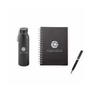 Kit Boas Vindas com 3 peças Personalizado, contendo: 01 garrafa de inox de 500 ml, personalizada à Laser ou em Silkscreen; 01 caderno de reunião com capa em sintético no tamanho: 15 x 21cm, capa personalizada em Silkscreen; 01 caneta de Metal, personalizada à Laser. Kit vem em caixa de papel.