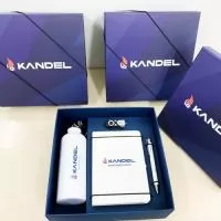 Kit Boas Vindas 4 itens, contendo: 01 Squeeze de alumínio de 500ml, com tampa plástica e mosketão, personalizado em Silkscreen 1 cor 1 lado. 01 Caderneta com capa dura em couro sintético, com 80 páginas de miolo, fita de cetim para marcação de página e elástico para fechamento, personalização em Silkscreen 1 cor na capa. 01 Pendrive com 16MB de memória e 01 caneta de metal. Kit vem em caixa de papel rígido com tampa e fechamento em elástico. Caixa personalizada.