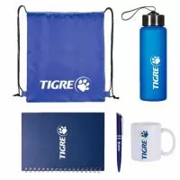 Kit Onboarding contendo 1 Mochila Saco, 1 Squeeze Plástico 680ml,  1 Caderno, 1 Caneta e 1 Caneca Cerâmica sendo todos personalizados.