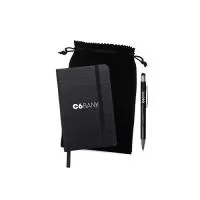 Kit Personalizado contendo: - 01 Caderneta (código 14091) com capa emborrachada e porta caneta em elástico, marcador de página em cetim e fita elástica de nylon para fechar. Contém aproximadamente 80 folhas pardas pautadas. Disponível nas cores: azul, preta, verde, vermelha e vinho. Personalização na capa em Silkscreen. - 01 Caneta esferográfica de metal com ponteira touch (código 2088). Personalização em Silkscreen. - 01 Saquinho de veludo no tamanho (código 13844). Personalização em Silkscreen.