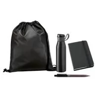 Kit Onboarding - Boas-Vindas e Integração SEVEN, pensado para recepcionar novos colaboradores com itens essenciais para o dia a dia corporativo. Funcional e elegante, esse kit promove organização e praticidade, fortalecendo a identidade da empresa.  O kit inclui:  Sacola tipo mochila em 210D, resistente e leve, ideal para transportar itens com praticidade. Dimensões: 350 x 410 mm Caderno de bolso A6, com capa dura emborrachada, fita separadora e elástico para fechamento. Contém 80 folhas não pautadas, perfeito para anotações versáteis. Dimensões: 90 x 140 mm Caneta plástica esferográfica retrátil, com escrita azul, design ergonômico e funcional para uso diário. Squeeze em alumínio, com tampa flip top em AS e alça para transporte, garantindo praticidade e resistência. Capacidade: 650 ml Dimensões: Ø66 x 250 mm Um brinde corporativo completo da Youdu Brindes, perfeito para integrar novos talentos e tornar a chegada à equipe ainda mais especial.