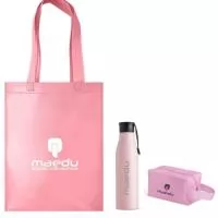 SACOLA: Sacola de tnt com costura termo selada. GARRAFA: Garrafa inox 800ml com pintura colorida. Possui tampa rosqueável com alça para transporte. NECESSAIRE:  Confeccionada em nylon, ele possui espaço de sobra para comportar itens de maquiagem, artigos de higiene pessoal, acessórios e muito mais. Tudo isso o torna uma companhia indispensável para qualquer lugar, seja carregando-o com as mãos através de sua alça lateral.