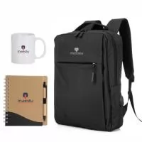 MOCHILA: Mochila de nylon 20 litros com três compartimentos, sendo o principal com bolso para notebook 15,6. Com divisórias internas para acessórios, a mochila possui bolso lateral e suporte externo usb. CADERNO: Caderno ecológico com caneta, capa produzida em papelão com detalhe texturizado e verso liso. Contém miolo com aproximadamente 70 folhas pautadas, suporte de nylon e acompanha caneta de papelão. CANECA: Caneca cerâmica de 330ml