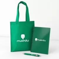 SACOLA DE TNT com costura termo selada 35 cm X 26,9 cm / Alça ponta a ponta: 46,5 cm  CADERNO A5 plástico com wire-o metálico. Capa em PP, contém aproximadamente 80 folhas brancas com pauta.  Tam 21,2 cm x 15 cm x 1,5 cm  CANETA plástica com ponteira touch screen, carga esferográfica azul 1.0 mm e acionamento por clique.