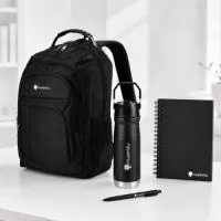 MOCHILA DE NYLON 30 litros com quatro  compartimentos, sendo o principal com bolso para  notebook 15,6. A mochila possui bolsos laterais em  malha, duas alças de mãos e área costada com  revestimento espumado. CADERNO A5 plástico com wire-ometálico. Capa  em PP, contém aproximadamente 80 folhas  brancas com pauta. TAMANHO 21,2 cm x 15 x 1,5 cm GARRAFA TÉRMICA de 630ml fabricada em inox  SUS 304 com parede dupla, bico flexível integrado  à tampa plástica rosqueávele com alça. CANETA METÁLICA com acabamento  emborrachado, carga esferográfica azul 1.0mm e  acionamento por clique.