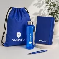 MOCHILA SACO multifuncional em poliéster  impermeável com cordões de nylon que servem  tanto para fechamento quanto como alças de  costas. Altura :  40,8 cm X Largura :  34 cm CADERNETAde papel couchê, contém  aproximadamente 72 folhas amarelas com pauta e  16 folhas sem pauta, marcador de página em cetim,  elástico para lacre e compartimento em papel para  documentos ou anotações. TAMANHO: 21 x 14 x 1,5  cm GARRAFA PLÁSTICA 600ml feita em material PET  reciclado. Tampa de metal rosqueávelcom cordão. CANETA METÁLICA com acionamento por clique e  carga esferográfica azul de 1.0mm.