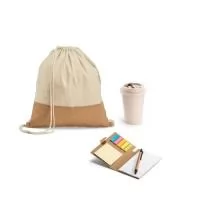 ECO. Kit Onboarding (Boas Vindas e Integração) 92919 - Sacola tipo mochila. 100% algodão: 160 g/m². Detalhe em juta. Alças em algodão de 65 cm. 370 x 410 mm. 94066 - Copo de viagem. Fibra de bambu e PP. Capacidade: 380 ml. Food grade. Ø95 x 113 mm. 93791 - Caderno. Cartão. 6 conjuntos: 25 folhas cada. Incluso caderno com 50 folhas não pautadas e esferográfica em papel kraft. 100 x 150 mm