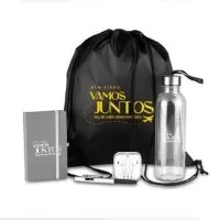 Kit boas vindas. Conta com mochila sacola preta em nylon 210D, caderno para anotações cinza com capa dura, garrafa transparente em PET, fone de ouvido e caneta esferográfica em ABS prata.