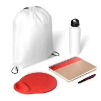 Composto por mochila sacola branca em Nylon 190D com alças ajustáveis; garrafa em alumínio branco com tampa plástica rosqueável preta com alça; mouse pad vemelho ergonômico com apoio de espuma para o punho; caderno para anotações wire-o com capa dura bege/vermelho e caneta esferográfica em ABS vermelho.