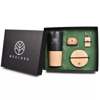 Kit composto por 1 copo térmico com detalhe em bambú de 600 mL, 1 carregador via indução com acabamento em bambú, 1 caixa de som TWS com acabamento em bambú, 1 chaveiro metal bambú. A personalização é em silkscreen 1 cor no copo, no carregador, na caixa de som, no chaveiro e na tampa da caixa. Formato da caixa 28,5 x 22 x 9 cm.
