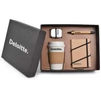 Kit composto por um copos com tampa, fabricados com fibras de trigo, acompanha mexedor plástico, uma caderneta Eco revestida em papel kraft, uma caneta de bambu e um fone de ouvido Bluetooth wireless. A caderneta, os copos, a caneta, o fone e a caixa de papel kraft preto são personalizados em silkscreen 1 cor. Formato da caixa é 28,5x22,5x9,5 cm em Papel kraft preto 600 g com berço incluso. 