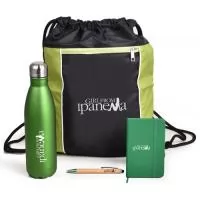 Kit Composto por 1 Sacochila em poliéster formato 23 x 34 cm resistente a água com alças reforçadas e bolso com zíper, 1 Garrafa com capacidade de 750 mL, 1 Caderneta formato 9 x 14 cm pautado em papel creme, com elástico e cetim marcador de página e 1 Caneta ecológica com ponteira touch. Os produtos são personalizados em silkscreen 1 cor e são fornecidos dentro da sacochila protegidos em sacos plásticos individuais.
