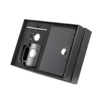 Kit escritório contendo caderno A5 com placa metálica na capa para personalização, 80 folhas internas pautadas em papel 70g/m², com marcador de página e fechamento magnético, caneta esferográfica em alumínio com tampa e borracha touch, caneca com capacidade de até 500ml produzida em cerâmica com placa metálica redonda e chaveiro metálico com placa em ambos os lados. Tudo reunido em uma caixa presenteável.