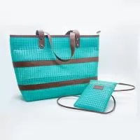 DESCRIÇÃO: KIT SACOLA 47X29 CM  EM TELA RIVEIRA ALÇA SINTETICO,  FECHAMENTO EM ZIPER ACABAMENTO  EM GORGORÃO 25MM.  BOLSA  TRANSVERSAL 20X14CM NO  MESMO MATERIAL, COM ALÇA  EM SINTETICO, FECHAMENTO ZÍPER.