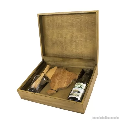 Kit cachaça personalizado - kit cachaça na caixa de madeira com 1 cachaça, 1 tabua em formato do mapa do brasil, 1 copo e 1 socador.