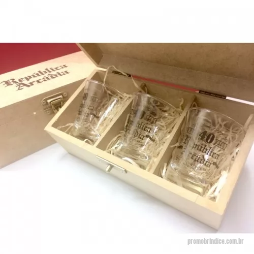 Kit cachaça personalizado - Kit contendo 3 copos de vidro, para cachaça, 60 ml. caixa em madeira de mdf natural acabamento com palha seca e divisórias. Travamento com fecho e dobradiça