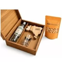 Kit cachaça Personalizado contendo: 01 cachaça, 1 tabua em formato do mapa do brasil, 1 copo de dose e 1 pacote de petisco, acompanha caixa personalizada para acomodação dos itens