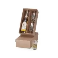 Kit cachaça Personalizado contendo: 1 Cachaça Chico Mineiro Prata 275ml. 2 Copos de vidro ole 60ml (com ou sem bandeira) 1 Caixa e berço corte e vinco em papel cartão kraft 300gr Peso 850g / 23.5x13x7cm F168B/23/T284