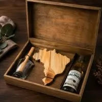 kit cachaça na caixa de madeira com 1 cachaça, 1 tabua em formato do mapa do brasil, 1 copo e 1 socador.