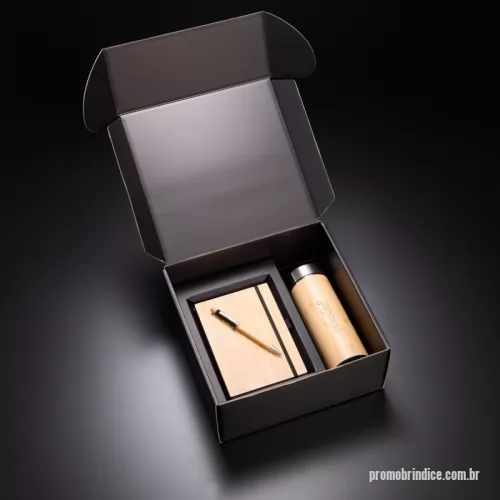 Kit cadernos personalizado - Kit executivo com caderno de anotações A5 em bambu, caneta esferográfica em alumínio e bambu e garrafa térmica em aço inox com revestimento em bambu com parede dupla, tampa e anel de silicone com capacidade 430ml. Conserva líquido quente por até 12 horas e líquido frio até 18 horas.