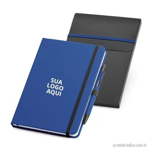 Kit cadernos personalizado - Surpreenda seus clientes e colaboradores com o nosso exclusivo Kit de Caderno A5 e Esferográfica! Este conjunto elegante inclui um caderno de capa dura em couro sintético com 80 folhas lisas, fita separadora e elástico, oferecendo um toque de sofisticação e praticidade. Acompanha uma esferográfica de escrita azul, com design ergonômico para maior conforto. O kit é fornecido em uma caixa presente em PP com elástico, pronto para encantar seus presentes. Dimensões: Esferográfica: ø10 x 137 mm, Bloco: 140 x 210 mm, Caixa: 155 x 214 x 13 mm.  Escolha um brinde que reflete seu compromisso com qualidade e estilo!