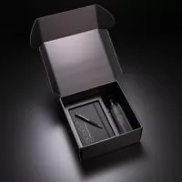 Kit executivo com caderno de anotações A5 com elástico, caneta esferográfica em alumínio e guarda-chuva em poliester dobrável.
