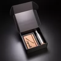 	Kit executivo com caderno de anotações A5 em bambu, caneta esferográfica em alumínio e bambu e garrafa térmica em aço inox com revestimento em bambu com parede dupla, tampa e anel de silicone com capacidade 430ml. Conserva líquido quente por até 12 horas e líquido frio até 18 horas.
