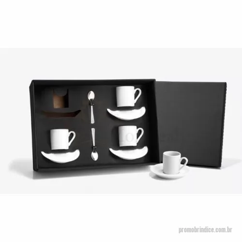 Kit café personalizado - Kit para cafézinho. 4 xícaras com pires em Porcelana; 4 colheres em inox