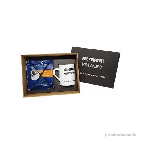 Kit café personalizado - Kit café Personalizado D427 com sua logomarca. 20 anos ajudando a cotar Brindes Promocionais com várias empresas num único clique. Kit Café com 1 caneca e 2 Drip Coffee Santa Mônica. Estão perfeitamente acomodados em uma caixa de papel kraft para presentear. Gavação na caneca e na tampa da caixa.Kit Café com 1 caneca e 2 Drip Coffee Santa Mônica. Estão perfeitamente acomodados em uma caixa de papel kraft para presentear. Gavação na caneca e na tampa da caixa.Kit café Personalizado, 149009, Design Promo Kits Corporativos. Clique e Cote no Portal PromoBríndice!