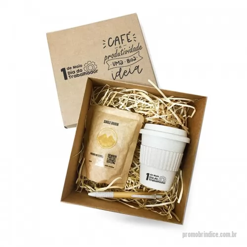 Kit café personalizado - Kit Copo Fibra 380ml e Caneta Eco Bambu e Fibra + Café 100% Arábica Contém: 1 Copo de viagem 380 ml Eco com tampa em fibra de bambu (50%) e PP (50%) e tira em silicone para facilitar o transporte de bebidas quentes. 1 Caneta em bambu com clipe, antideslizante e elementos coloridos em fibra de trigo e ABS. 1 Pacote de Café 100% Arábica Brasileiro Belo Monte 100G 1 Caixa Presente Kraft 22x23x10 cm Palha para enfeite 