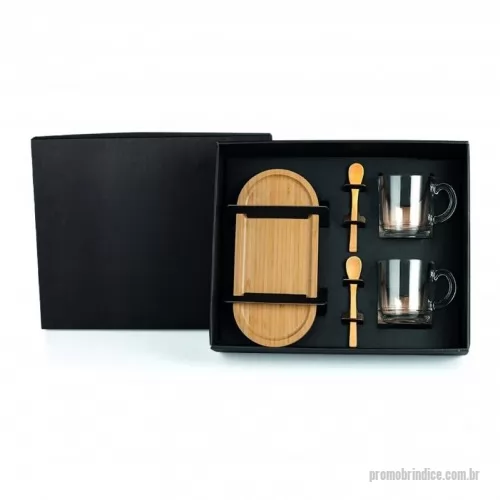 Kit café personalizado - Kit café 5 peças. Esse kit conta com duas canecas em vidro, duas colheres e bandeja em Bambu com dimensões 26x12x1,7cm.