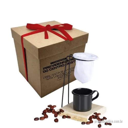 Kit café personalizado - 1 Caneca de Alumínio (consulte opções); 1 Suporte com Base de madeira e bocal para o Mini Coador; 1 Mini Coador de Algodão;