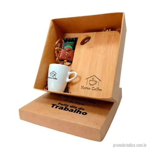 Kit café personalizado - O Kit Home Coffee é mais uma opção exclusiva Beetrade foi desenvolvido para você exaltar e criar alianças com seus colaboradores que estiveram com você durante este período. O Kit é Composto Por: 1 Caixa Kraft com Dimensões 21,5cm x 21,5cm 1 Xícara de 150ml (CONSULTE OPÇÕES) 1 Mini Bandeja de Madeira 14,0cm x 20,0cm