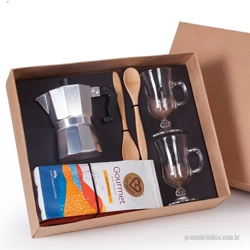 Kit café personalizado - CAFETEIRA ITALIANA 3 CAFÉS/1 CAFÉ GOURMET 100% ARABICA SUL DE MINAS 3 CORAÇÕES 250G/2 CANECAS NEVADA IRISH COFFEE 130ML. 2 COLHERES DE BAMBU/1 CAIXA E BERÇO CORTE E VINCO EM PAPEL CARTÃO KRAFT 400GR.