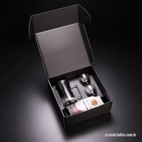Kit café personalizado - Kit VIP Café Gourmet apresentado em uma elegante caixa de presente, ideal para momentos especiais. O kit contém um conjunto de xícaras para café em vidro isotérmico de parede dupla (80ml), proporcionando maior retenção de temperatura e conforto ao segurar. Inclui também uma prensa francesa em vidro borosilicato, perfeita para extrair todo o aroma e sabor do café. Para completar a experiência, acompanha um pacote de café gourmet (250g), garantindo qualidade e sofisticação. Um brinde premium e exclusivo da Youdu Brindes.