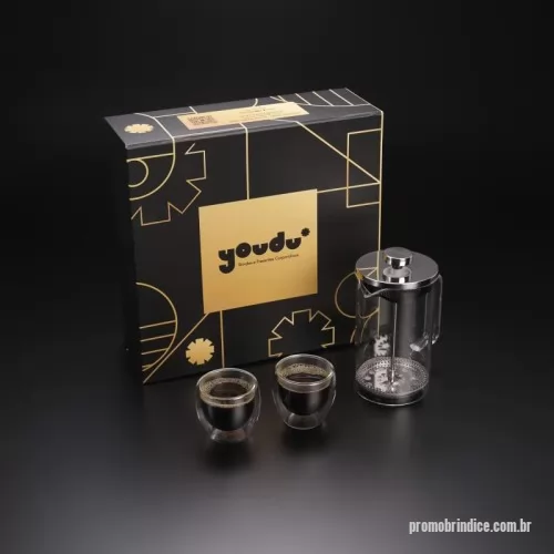 Kit café personalizado - Kit VIP Café Gourmet apresentado em uma sofisticada caixa de presente, perfeito para apreciadores de café. O kit inclui um conjunto de xícaras para café em vidro isotérmico de parede dupla (80ml), garantindo maior retenção de temperatura e conforto ao segurar. Acompanha uma elegante prensa francesa de 740ml, confeccionada em vidro borosilicato e aço inox, ideal para extrair o melhor aroma e sabor do café. Um brinde refinado e exclusivo da Youdu Brindes.