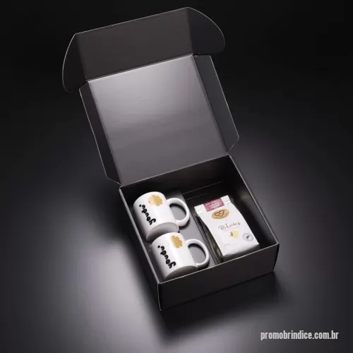 Kit café personalizado - Kit VIP Café apresentado em uma elegante embalagem, perfeito para apreciadores de café. Contém duas canecas de vidro com capacidade de 350ml, proporcionando uma experiência sofisticada ao servir. Acompanha um pacote de café gourmet de 250g, garantindo sabor e qualidade para momentos especiais. Um brinde refinado e exclusivo da Youdu Brindes.